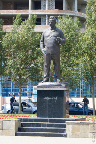 Памятник М. Шолохову